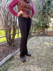 Brown yoga pants with a brown print top in an outdoor setting